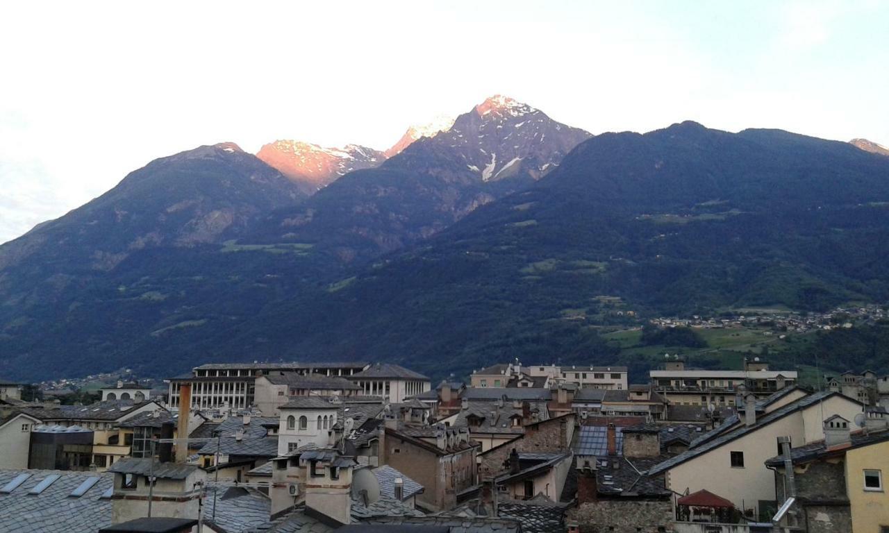 Appartamento Nel Centro Storico Di Aosta Con Vista Sui Ghiacciai Exteriör bild