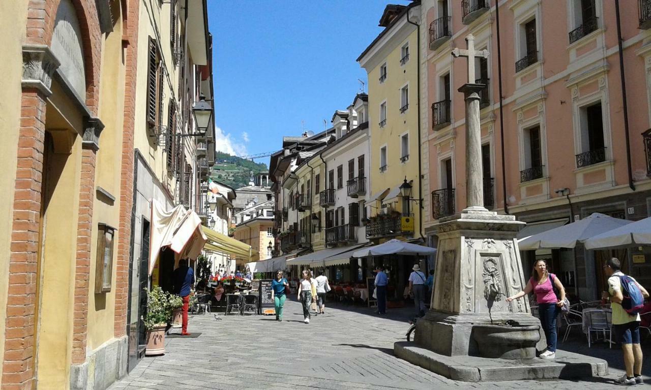 Appartamento Nel Centro Storico Di Aosta Con Vista Sui Ghiacciai Exteriör bild